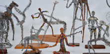 Centro Cultural expe esculturas de arame
